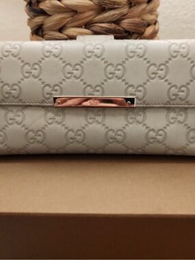 Gucci White Embossed GG Leather Wallet with Rose Gold Accent Bar